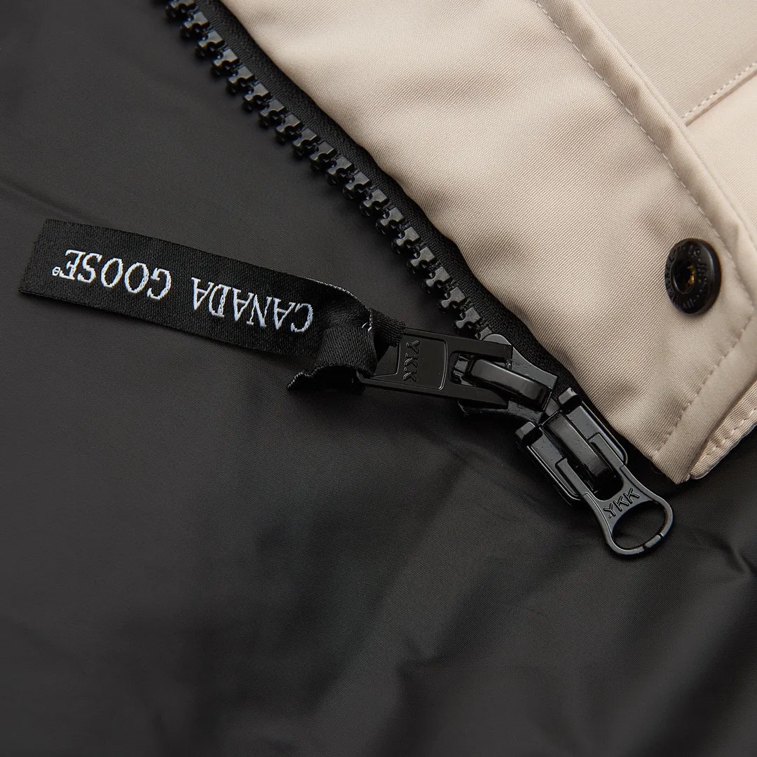 P360 Beige] Canada Goose Canada Goose #Freestyle Crew 4154M men's and women's vest down# ➖ Genuine synchronous anti-counterfeiting chip sensor! ➖ Imported Behringer embroidery machine to customize 10,000-needle embroidery logo! ➖ Imported 21-count polyester-cotton blended original fabric, using Feather-Light 10D waterproof coating fabric, made of 84.5% polyester fiber and 15.5% cotton, 100% the best feel in the entire network! ➖ The genuine official website uses the national standard 80 white duck down, and will never be misled by false claims such as 90 down or goose down! ➖ 100% nylon nylon lining with double double-layer sealing design to prevent velvet from running away. Top-grade polar fleece is used in the collar and pockets to keep warm and comfortable! ➖ Yoshida YKK provides original custom-made electroplated sliders. YKK two-way lockable zippers are tight and smooth and will not peel off paint! ➖ 3M composite original Velcro is durable, and all accessories and hardware are disassembled and customized! ⛔No slander, no exaggeration, no need for too much copywriting, because it is focused, it is professional!  SIZE: XS S M L XL XXL
